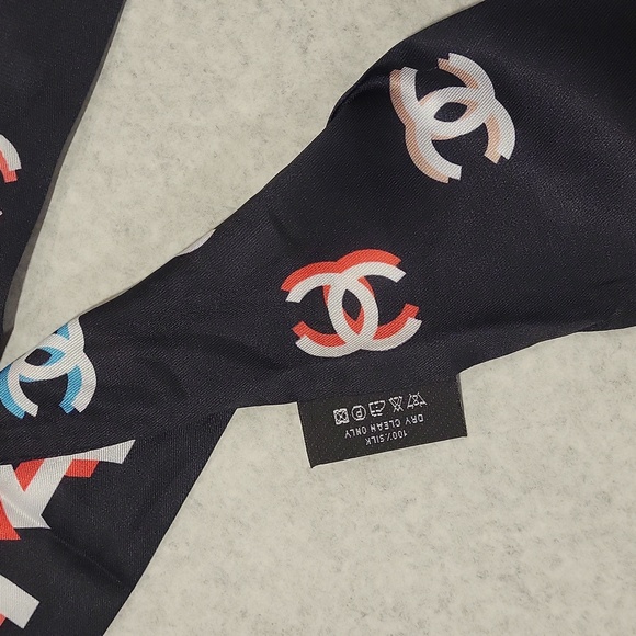 Chanel SILK Twilly - Picture 3 of 4